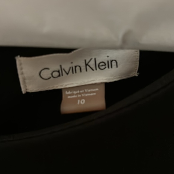 Calvin Klein dress with flare sleeves and a gold zipper. Knee length - Picture 2 of 4